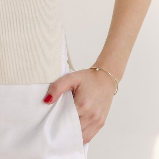 Dainty Pearl Bangle